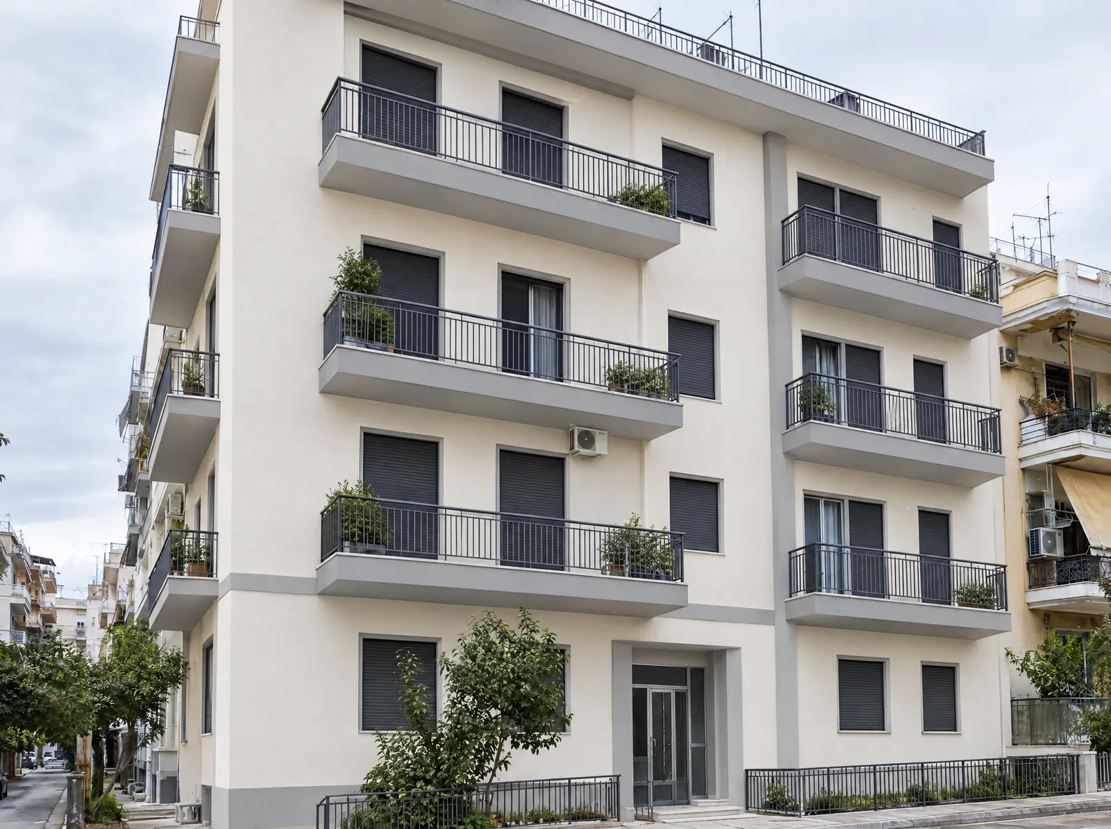 Πρόσοψη πολυκατοικίας πριν και μετά τη θερμοπρόσοψη — μετά